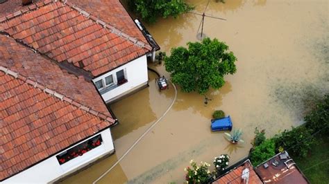 Borba sa poplavama Na snazi vanredna situacija u 52 opštine i gradu