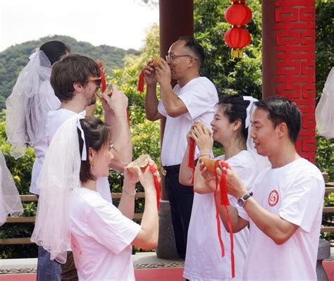 外国新人体验中式浪漫！广州白云最美户外结婚登记颁证点揭牌 腾讯新闻