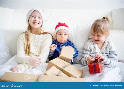 Familia Que Celebra La Navidad Foto De Archivo Imagen De Casero