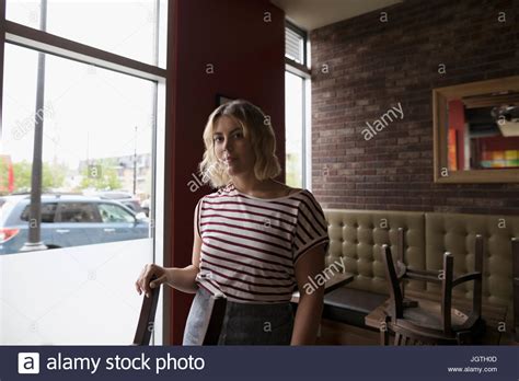 Blonde kellnerin Fotos und Bildmaterial in hoher Auflösung Alamy