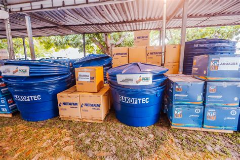 Governador entrega 386 kits de irrigação a agricultores e destaca