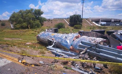 Muere Trailero Al Volcar En La Carretera A M Xico