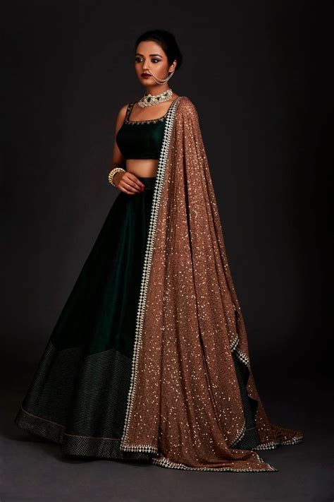 indian wedding guest outfit ideas    statement  wedding