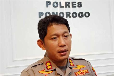 Olah Tkp Santri Gontor Meninggal Polisi Amankan Pentungan Dan Deretan