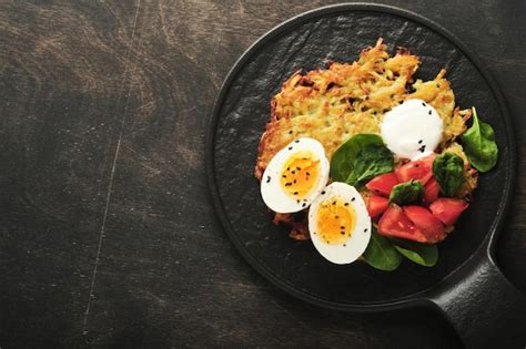 Patatas Latkes Con Crema Agria Ensalada De Espinacas Tomates Y Huevos