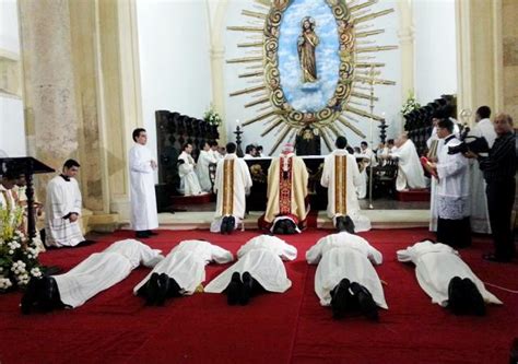 PARÓQUIA NOSSA SENHORA DAS CANDEIAS PASCOM CANDEIAS Diáconos são