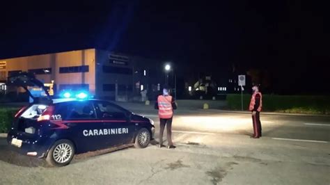 Sandigliano Avvolta In Una Coperta A Mezzanotte Si Butta In Mezzo Alla