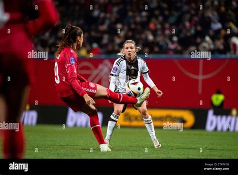 Elisa Sen Deutschland Im Zweikampf Mit Nadia Nadim D Nemark