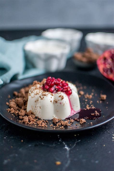 Panna Cotta Mit Tonkabohne Lebkuchen Crumble Granatapfel