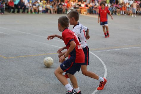 Imagem gratuita equipe meninos crianças bola de futebol torneio