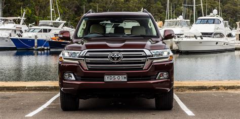 Australia Comparison: 2016 Toyota LandCruiser 200 Series vs 2016 Lexus ...