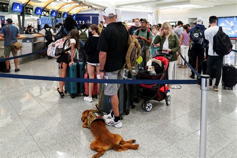 美国独立日假期旅客激增但航司人手不足 大量航班延误或取消