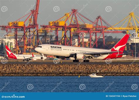 Atterrissage Davion De Ligne De Qantas Boeing 767 Chez Sydney Airport