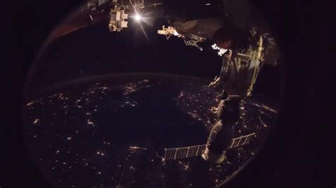 透过国际空间站的窗从太空看地球唯美的夜景 凤凰网视频 凤凰网