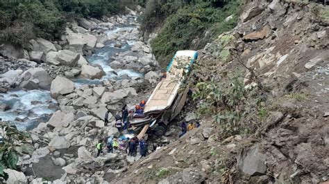 Bus Se Embarranca En La Carretera Apolo La Paz Hay Un Muerto Y Al