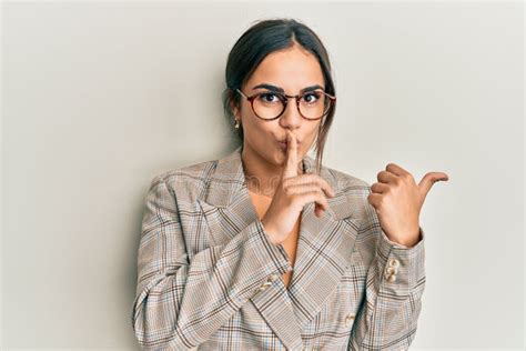 Joven Morena Mujer Con Chaqueta De Negocios Y Gafas Que Pide Estar