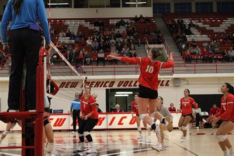 UNM volleyball suffers total loss against UNLV - The Daily Lobo