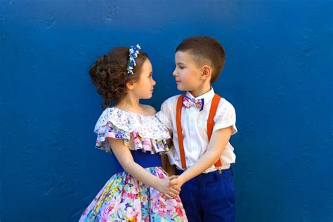 Mãos Da Terra Arrendada Do Menino E Da Menina Valentine X27 Dia De S