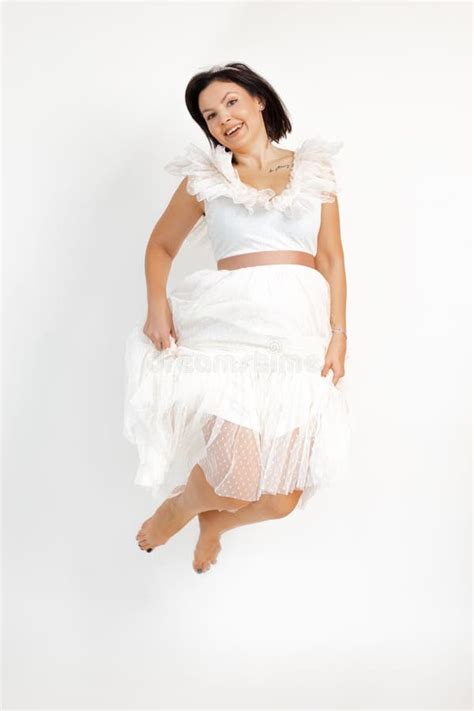 Naakte Gelukkige Volwassen Brunette Vrouw Springt Met Plezier In Een Roemeense Witte Jurk