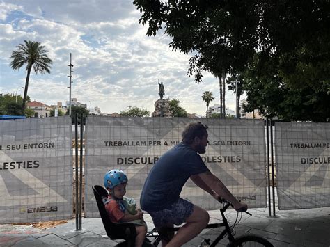 Bicis Y Patinetes Circulan Por La Plaza Espa A Pese Al Cierre Del