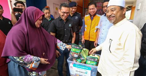 Yayasan Petronas Bantu Mangsa Banjir Harian Metro