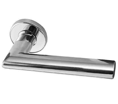 Frelan Hardware Neptune Mitred Door Handles On Round Rose Polished