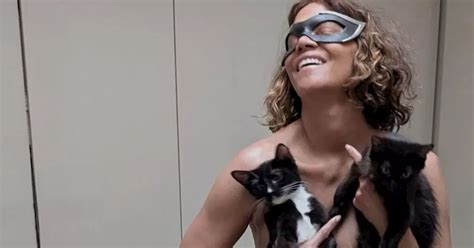 Halle Berry Celebr Los A Os De Gat Bela Posando Junto A Sus Gatitos