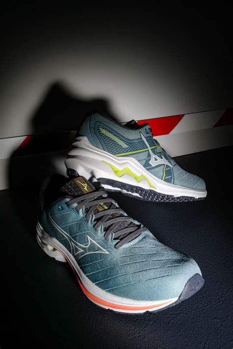 輕量高緩震支撐型跑鞋 / MIZUNO WAVE INSPIRE 18 沒有字面上那麼複雜 - KENLU.net