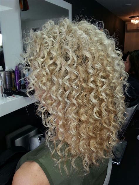 17 Most Effortless Classy Tight Curly Hairstyles Spiral Perms Tight