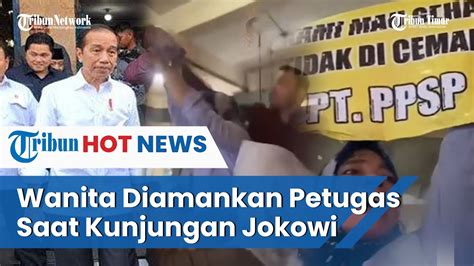 Viral Emak Emak Bentang Poster Saat Kunjungan Jokowi Pak Jokowi Tolong