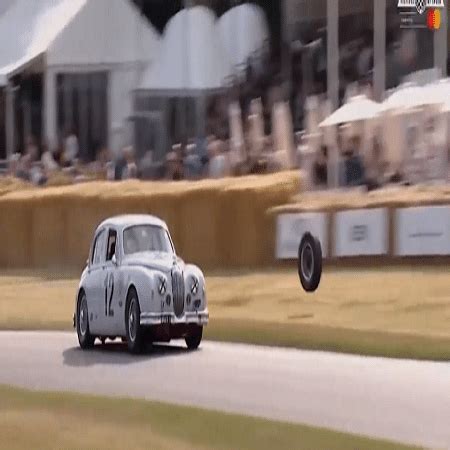 Roda De Carro Se Solta E Atinge P Blico De Evento De Corrida