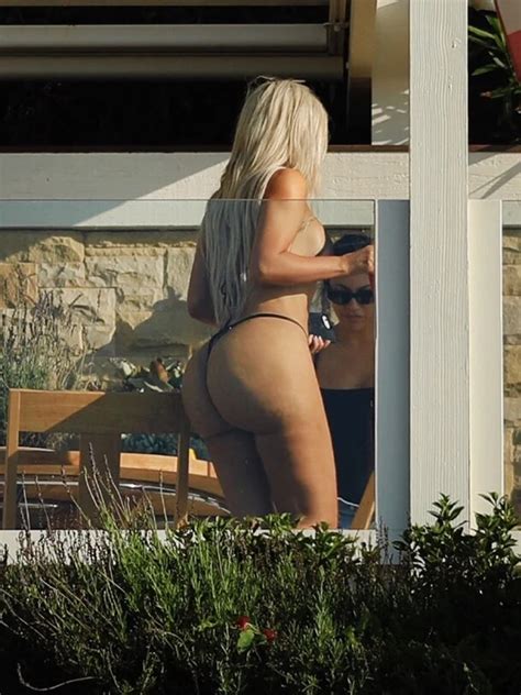Tras Las Cr Ticas Kim Kardashian Reapareci En La Playa Con Un Diminuto Bikini Infobae