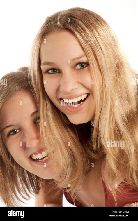 Mujeres Jovenes Fotografías E Imágenes De Alta Resolución Alamy