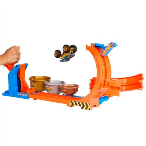 Mattel Hot Wheels Monster Trucks Loop And Flip Trophy Challenge Ct