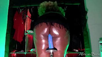 Botín de chocolate perfecto montando una máquina de follar consolador pulgadas XVIDEOS