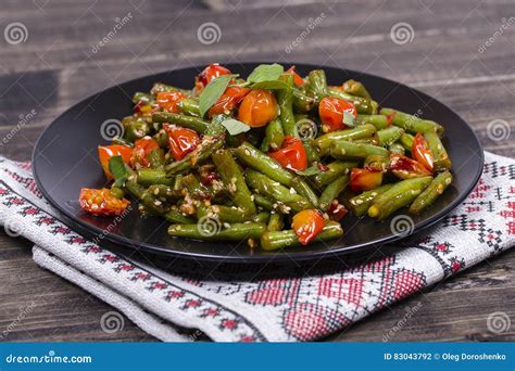 Fagiolini Sani Pomodoro Ciliegia Rosso Con I Semi Di Sesamo Fotografia