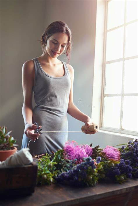 Dejar Que Tu Creatividad Fluya Una Joven Florista Cortando Flores Para