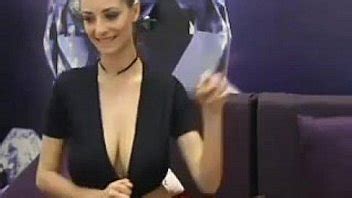 Sexy Slut Shows Off Her Big Tits XNXX