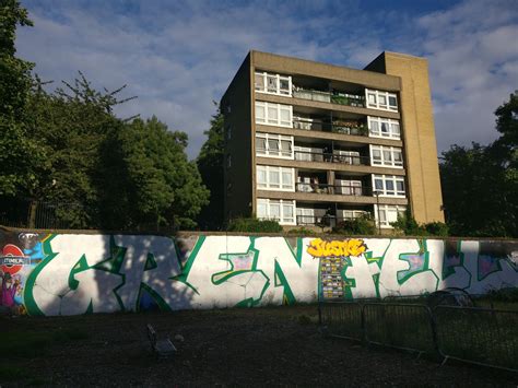 The graffiti of the Trellick Tower in West London • Inspiring City