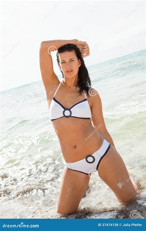 Mooie Vrouw In Een Bikini Bij De Kust Stock Foto Image Of Vrouwelijkheid Vakantie 37474138