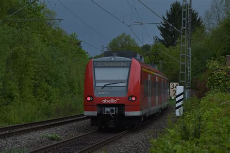 Abellio Ersatzzug 425 557 im Nachschuß bei der Durchfahrt in