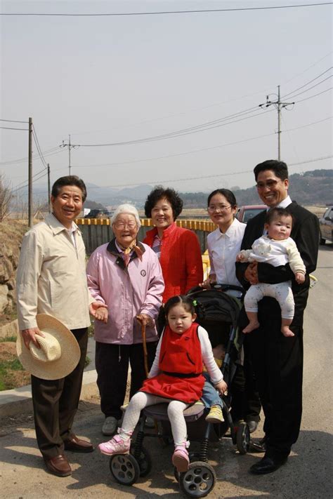 [노무현사료관] [봉하마을을 방문한 한 가족과 기념촬영하는 노무현 전 대통령]