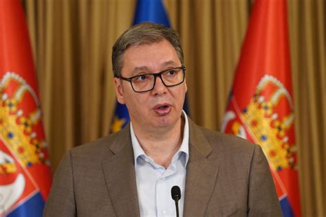 Vučić jeo parizer (VIDEO) - Vesti online