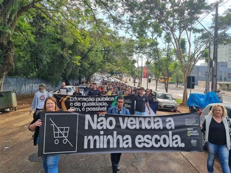 Educadores em greve acampam na Praça da Paz contra terceirização das