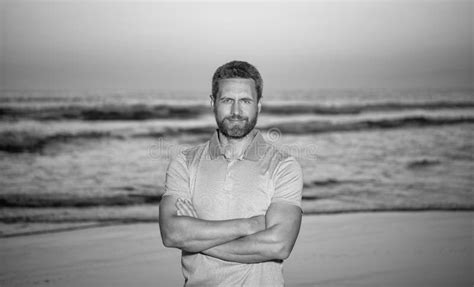 Le Gars Souriant Non Rasé Sur La Plage Matinale Mec Mature Sur La Plage De Sunrise Homme Barbu