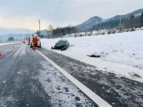 Schwerer Unfall auf S6 Auto mehrfach überschlagen endet im Graben 5