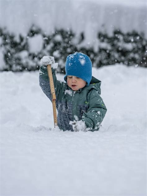 Measuring snow depth - Eurac Research