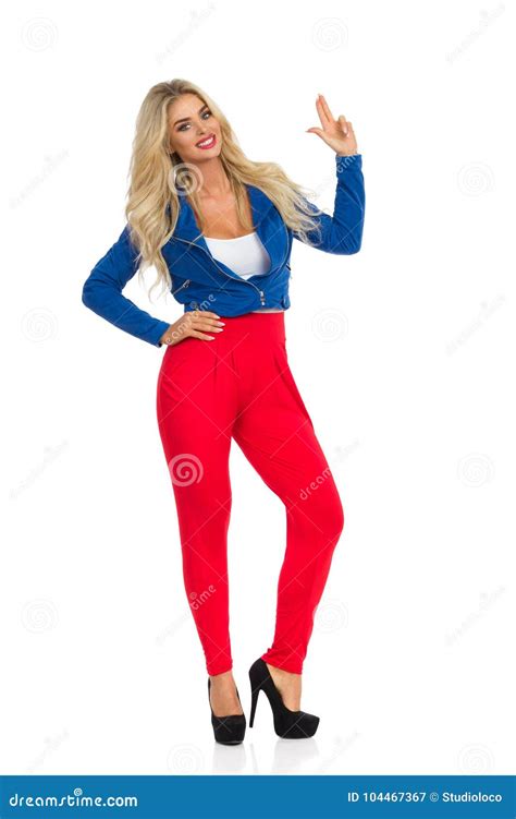 La Femme Blonde Sexy De Sourire Est Tenante Et Montrante Le Signe De