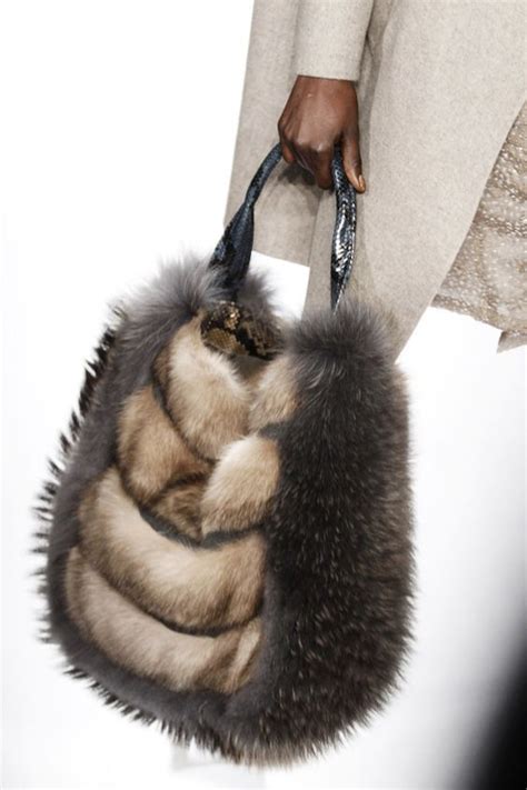 Необычные сумки из меха (подборка) | Fur handbags, Trending handbag ...