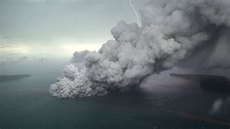 Las impresionantes vistas aéreas de la erupción del volcán que causó el